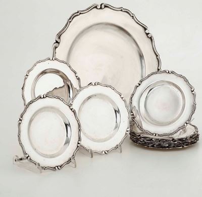 Grande Piatto e 12 Piattini En Suite in Argento. Argenteria Italiana della Prima Metà del XX Seco...