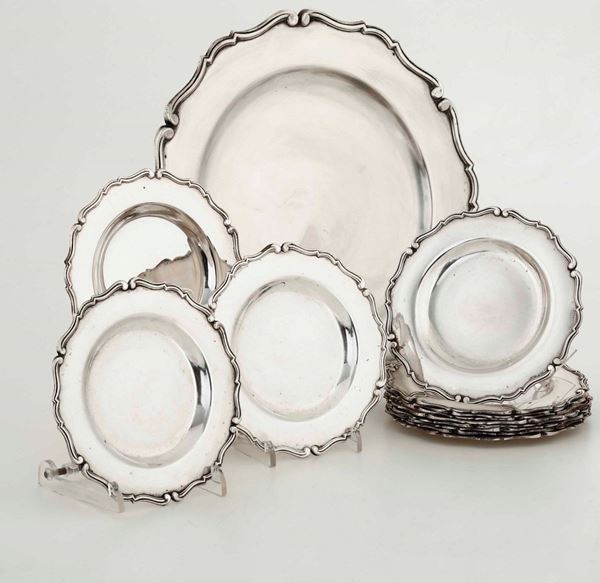 Grande piatto e 12 piattini en suite in argento. Argenteria italiana della prima metà del XX secolo per Gioielleria Frugoni, Roma