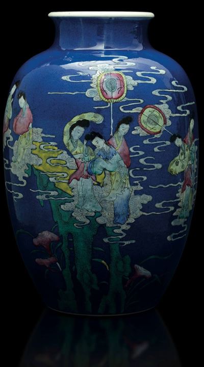 Vaso in Porcellana Famiglia Rosa con Figure di Guanyin su Fondo Blu Poudrè, Cina, Dinastia Qing, ...