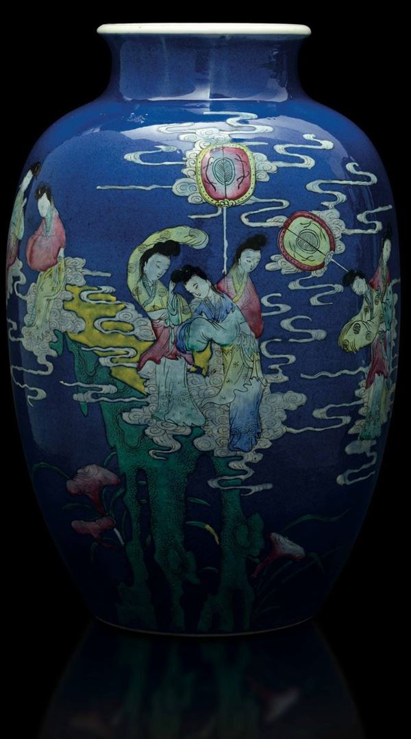 Vaso in porcellana Famiglia Rosa con figure di Guanyin su fondo blu poudrè, Cina, Dinastia Qing, XIX secolo