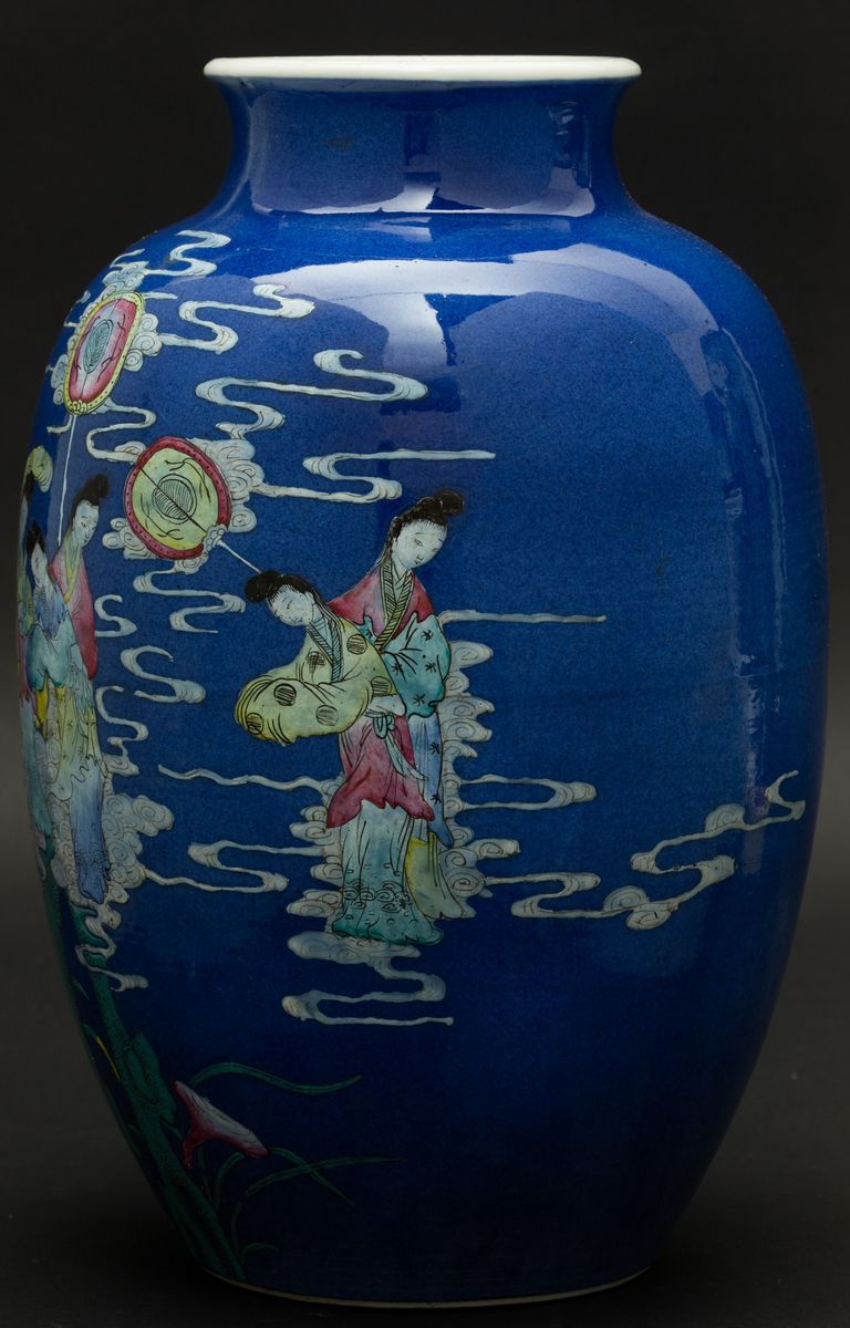 Vaso in Porcellana Famiglia Rosa con Figure di Guanyin su Fondo Blu Poudrè, Cina, Dinastia Qing, ...