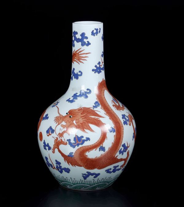 Vaso a bottiglia in porcellana con figura di drago tra le nuvole sui toni del blu e del rosso, Cina, Dinastia Qing, XIX secolo
