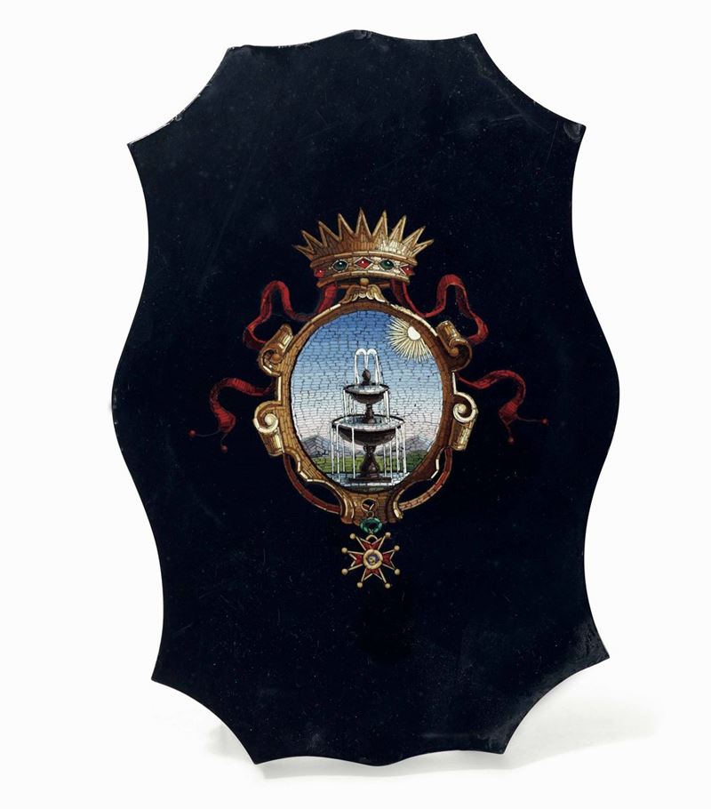 Micromosaico raffigurante stemma coronato con fontana su supporto in marmo nero del Belgio. Italia XIX secolo  - Auction Italian Mansions - Cambi Casa d'Aste