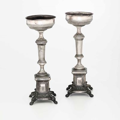 Coppia di Candelieri in Argento Fuso, Sbalzato e Cesellato. Roma Bollo Camerale in Uso dal 1815 a...