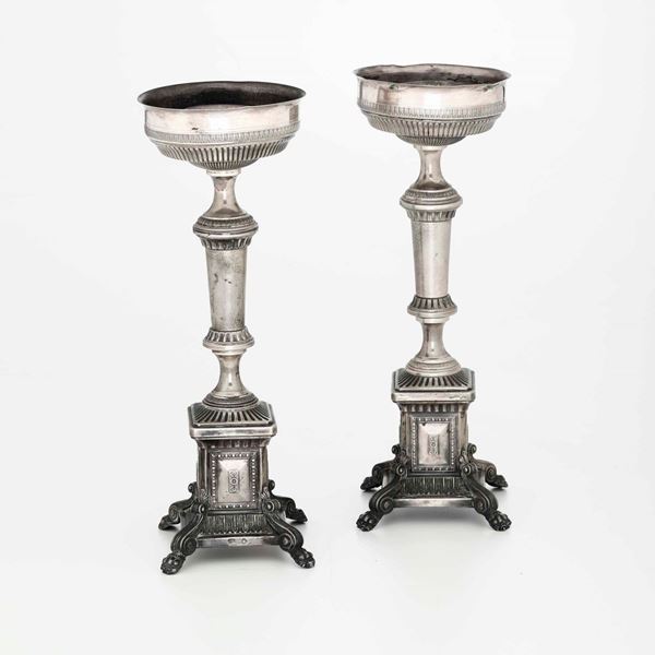 Coppia di candelieri in argento fuso, sbalzato e cesellato.  Roma bollo camerale in uso dal 1815 al 1870. Argentiere non identificato (marchio consunto)