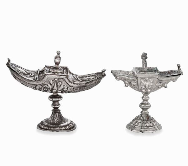 Due navicelle in argento fuso, sbalzato e cesellato. Differenti manifatture italiane del XVIII e XIX secolo (apparentemente prive di punzonatura)