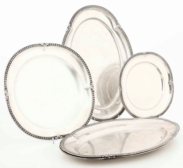 Tre piatti ovali più due piatti tondi in argento. Argenteria italiana del XX secolo