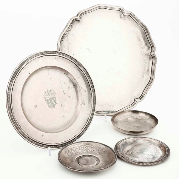 Lotto composto da tre piattini piccoli, piatto tondo e piatto sagomato in argento. Varie manifatture italiane del XX secolo