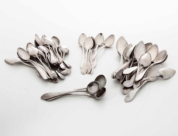 Insieme composto da 21 cucchiaini medi, 24 cucchiaini piccoli, 6 cucchiaini piccoli lisci e tre cucchiaini a mestolo in argento, XIX-XX secolo