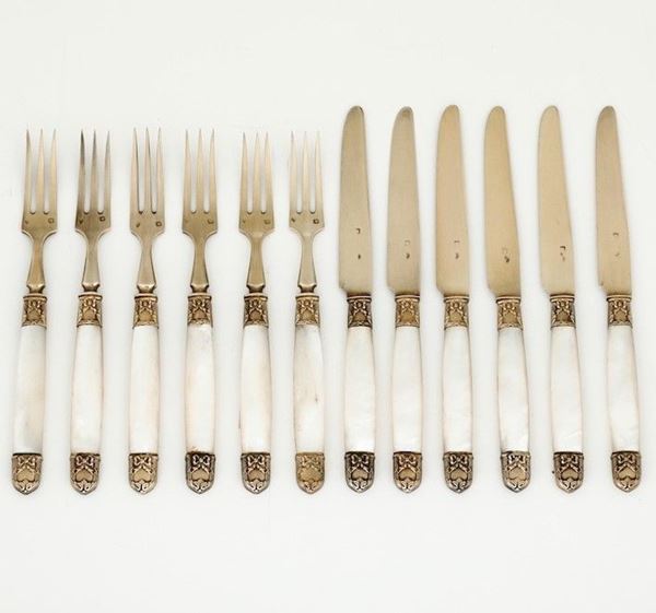 Sei forchette e sei coltelli in argento vermeille. Francia XIX-XX secolo (argentieri differenti)