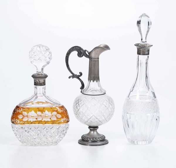 Lotto di tre bottiglie in vetro e argento. Varie manifatture del XX secolo