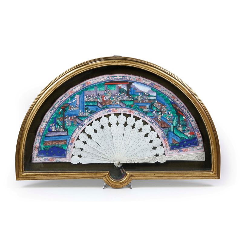 Ventaglio dipinto su carta raffigurante scena di vita di corte e aste scolpite in osso, Cina, Dinastia Qing, XIX secolo  - Asta Arte Asiatica - Cambi Casa d'Aste