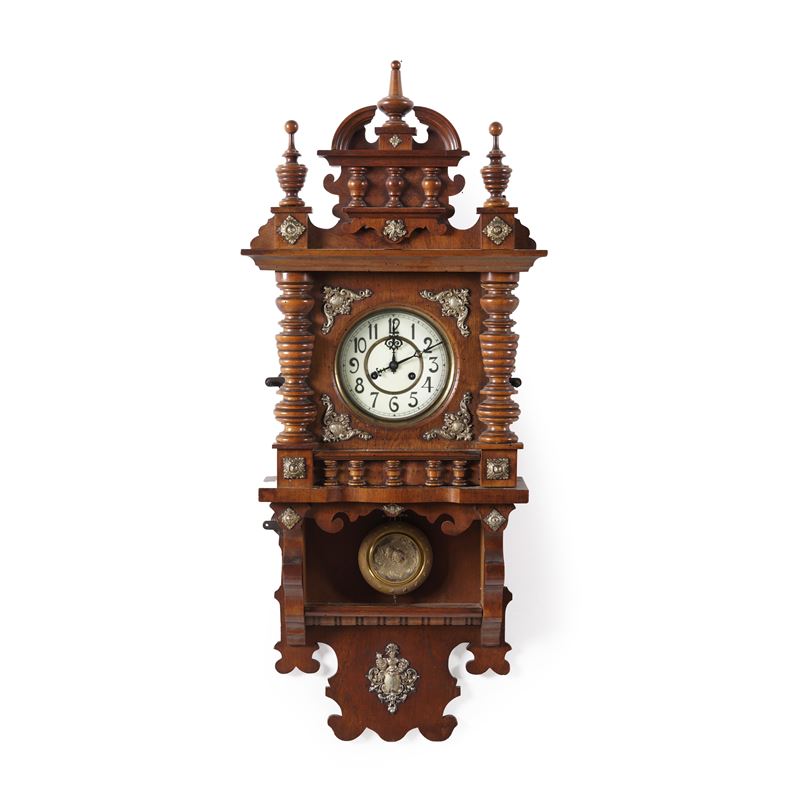 Pendola da parete con cassa in legno intagliato. XX secolo  - Asta Occasioni d'Antiquariato - Cambi Casa d'Aste