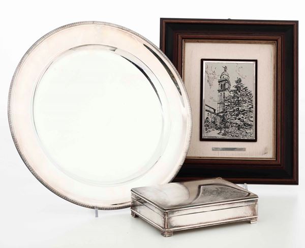 Lotto composto da piatto circolare in argento. Argenteria italiana del XX secolo