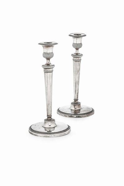 Coppia di Candelieri in Argento Fuso, Cesellato e Sbalzato. Argenteria Milanese del XIX Secolo. B...