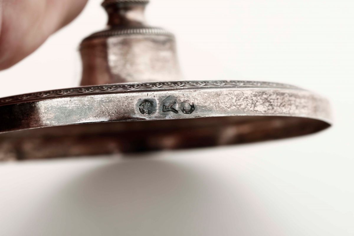 Coppia di Candelieri in Argento Fuso, Cesellato e Sbalzato. Argenteria Milanese del XIX Secolo. B...