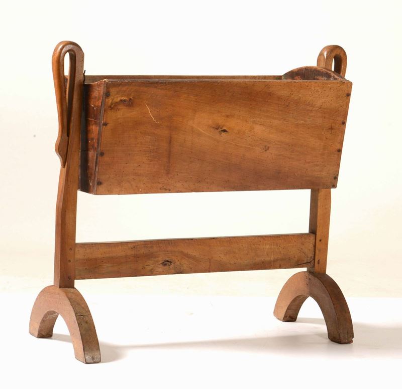 Culla rustica in legno, montanti curvilinei  - Auction Fine Art February | Cambi Time - Cambi Casa d'Aste
