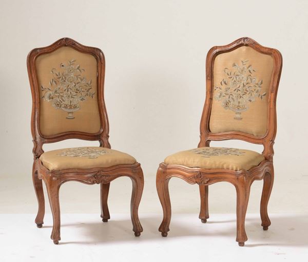 Coppia di sedie in legno intagliato, XVIII secolo