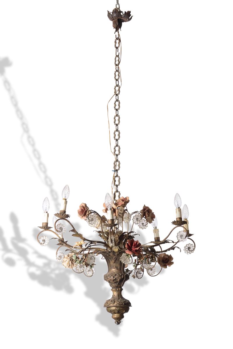 Lampadario a otto luci in metallo con fiori in ceramica, XX secolo  - Asta Antiquariato febbraio - Cambi Casa d'Aste