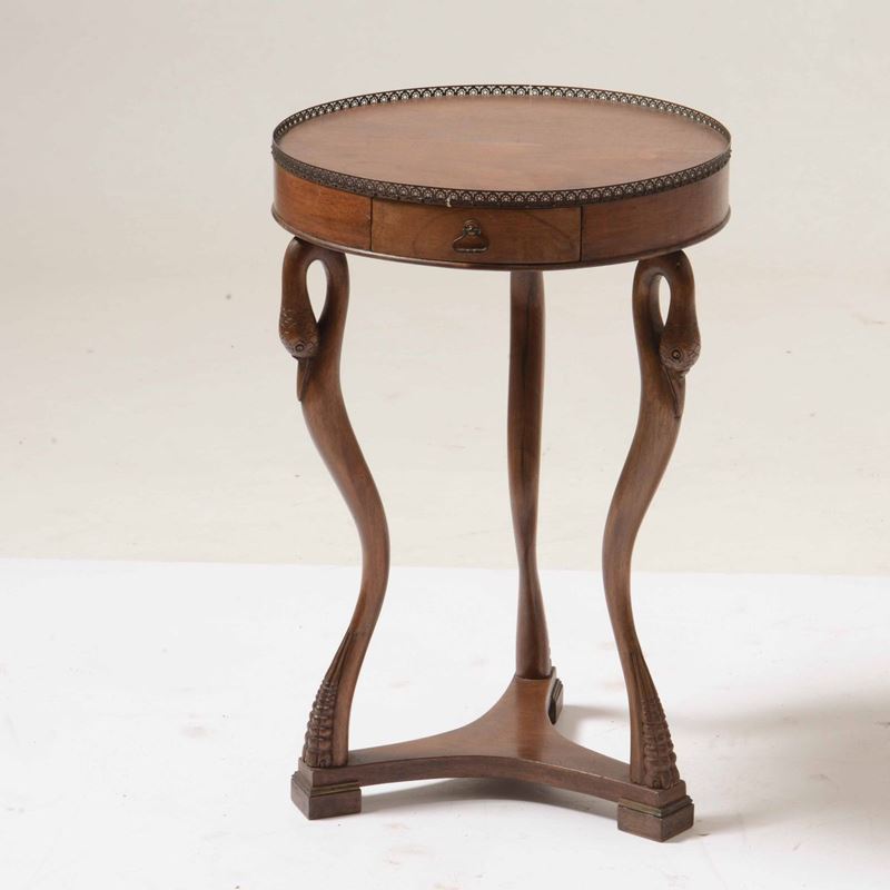 Piccolo tavolino in legno intagliato  - Asta Antiquariato Gennaio | Cambi Time - Cambi Casa d'Aste