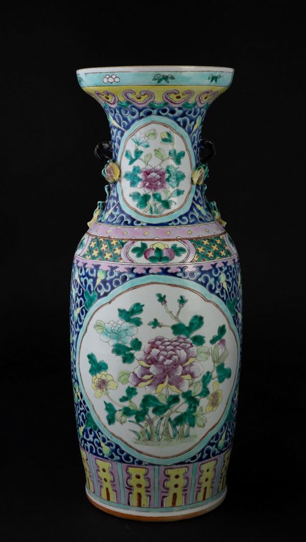 Vaso in porcellana con soggetti naturalistici entro riserve, decori floreali su fondo blu e limoni a rilievo, Cina, Dinastia Qing, XIX secolo