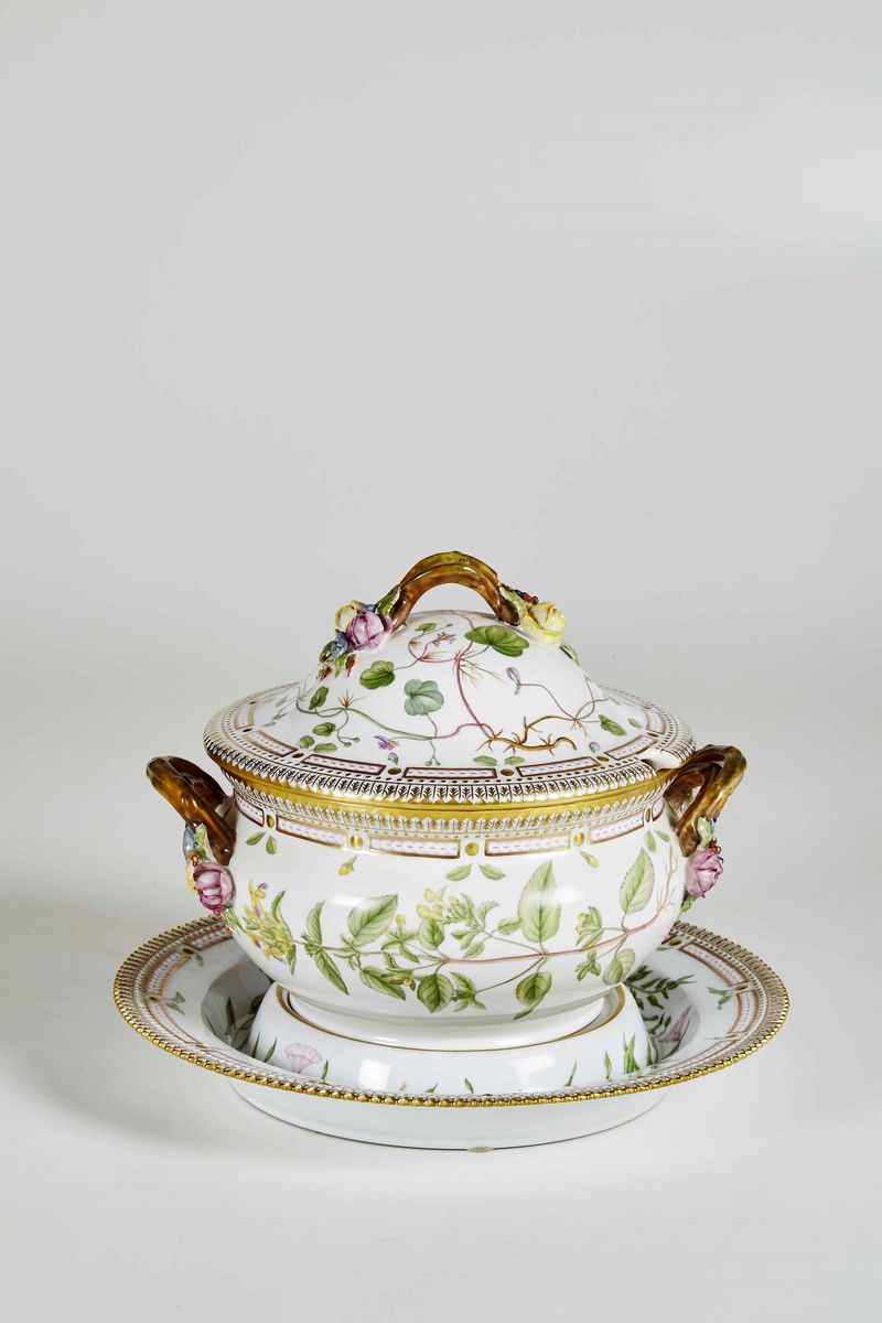 Una Zuppiera con Sottopiatto dal Servizio Flora Danica Danimarca, Manifattura Royal Copenaghen, 1...