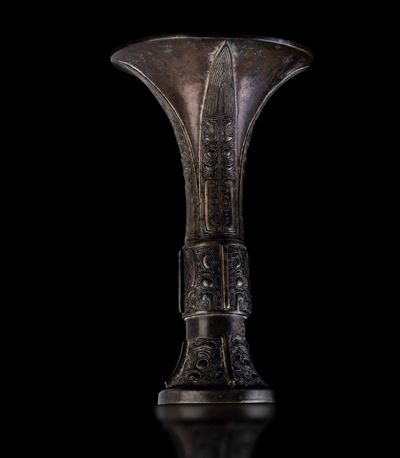 Vaso a Tromba in Bronzo con Decori D'ispirazione Arcaica, Cina, Dinastia Ming, XVII Secolo