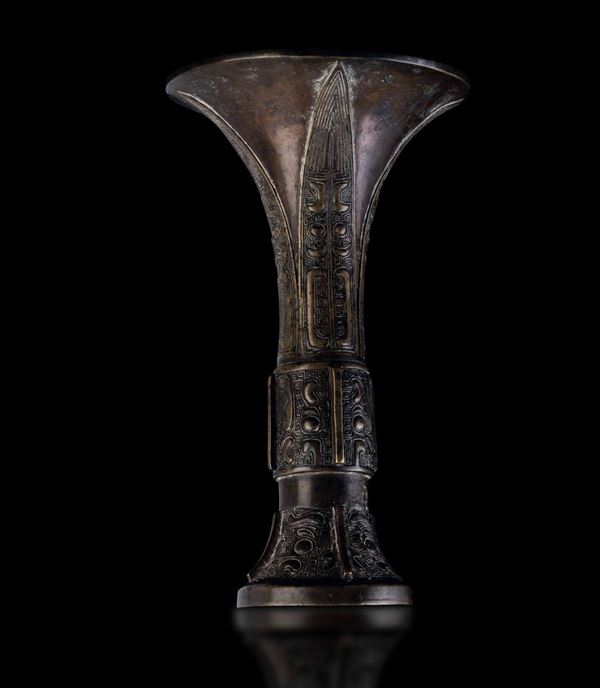 Vaso a tromba in bronzo con decori d'ispirazione arcaica, Cina, Dinastia Ming, XVII secolo