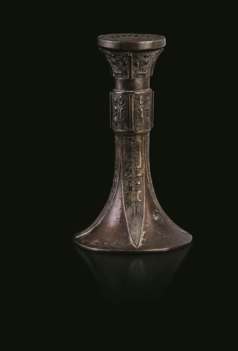 Vaso a Tromba in Bronzo con Decori D'ispirazione Arcaica, Cina, Dinastia Ming, XVII Secolo