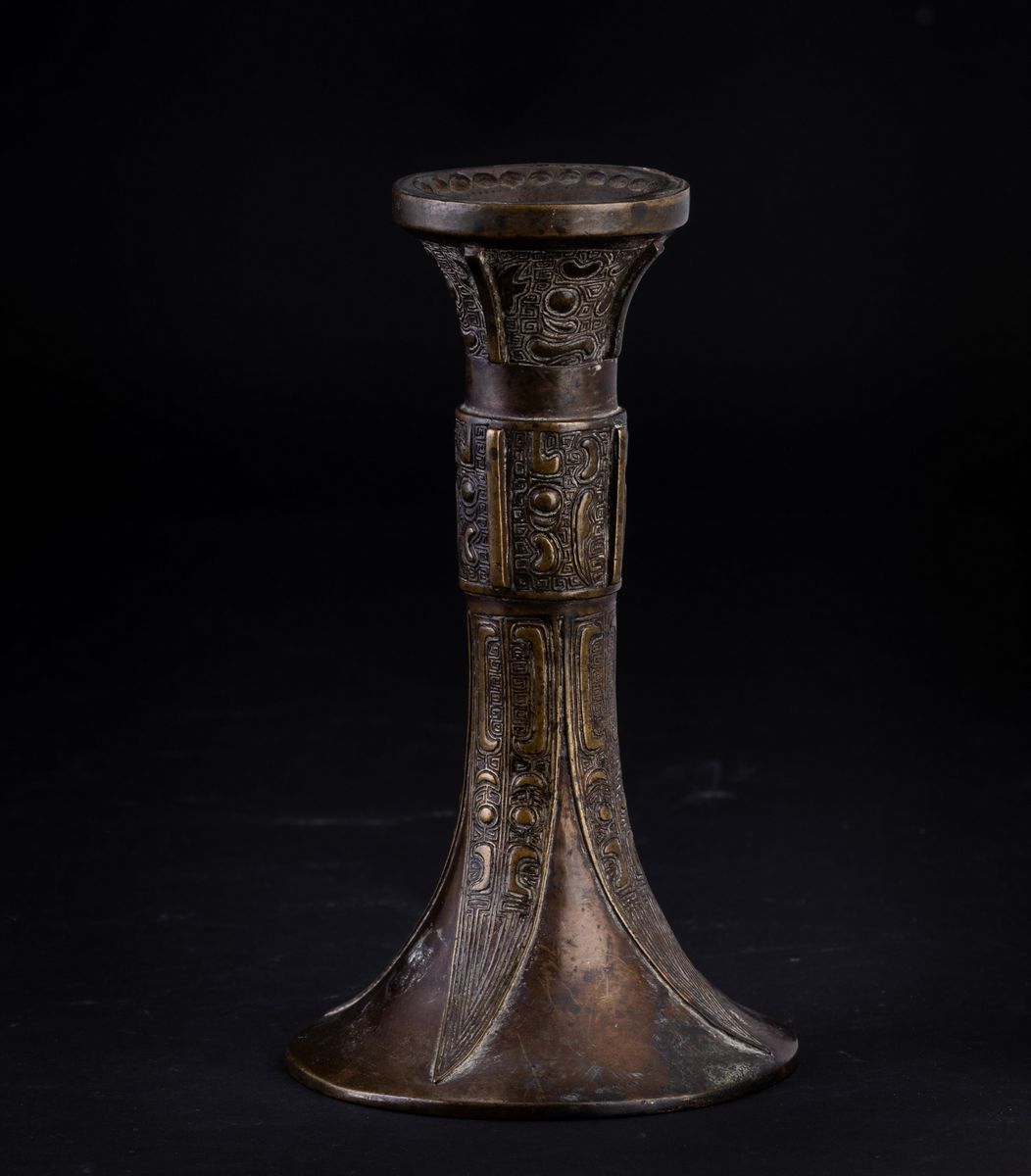 Vaso a Tromba in Bronzo con Decori D'ispirazione Arcaica, Cina, Dinastia Ming, XVII Secolo