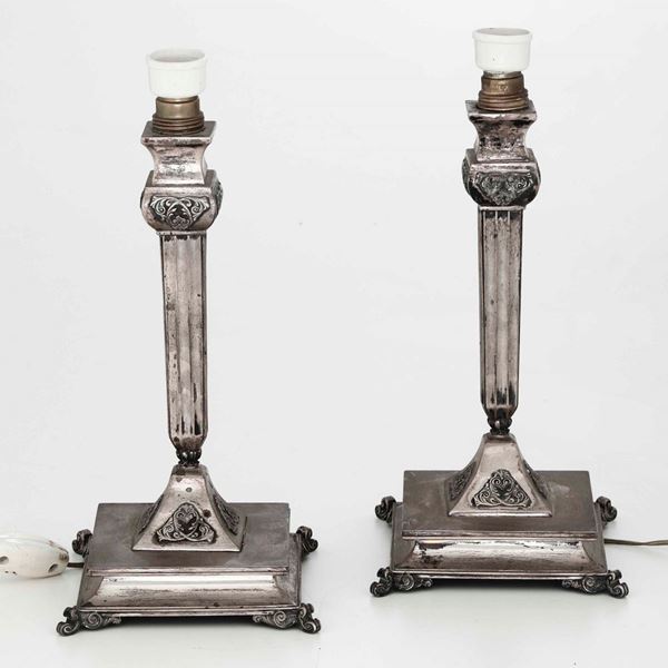 Coppia di candelieri in argento fuso e cesellato. Argenteria artistica milanese del XX secolo. Argentiere De Vecchi