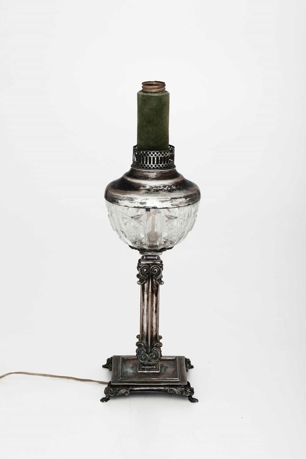 Lume ad olio con fusto in argento e coppa in vetro molato. Argenteria milanese del XX secolo. Argentiere De Vecchi