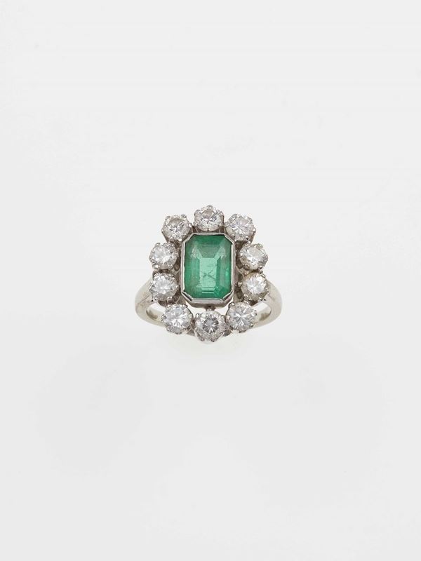Lotto composto da un anello con smeraldo e diamanti a contorno ed una montatura con diamanti