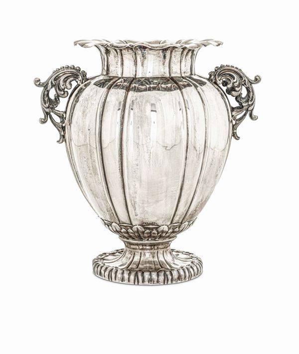Vaso in argento fuso e cesellato. Argenteria milanese del XX secolo. Argentiere Luigi Gennazzi