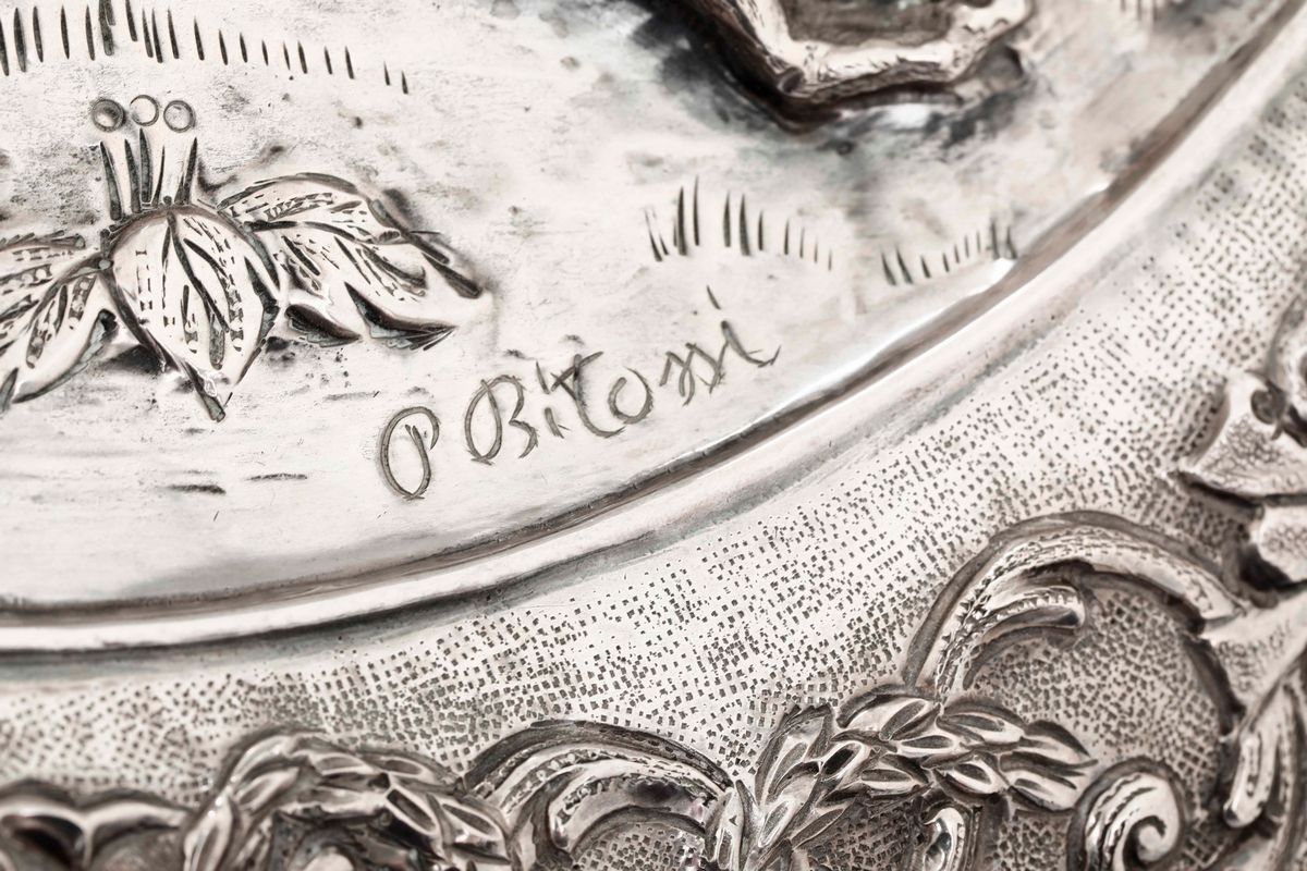 Piatto in Argento Sbalzato e Cesellato. Argenteria Artistica Veneta del XX Secolo. Firmato P. Bit...