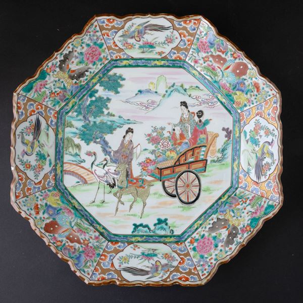 Piatto in porcellana con fanciulle su carretto e soggetti naturalistici entro riserve, Giappone, XX secolo