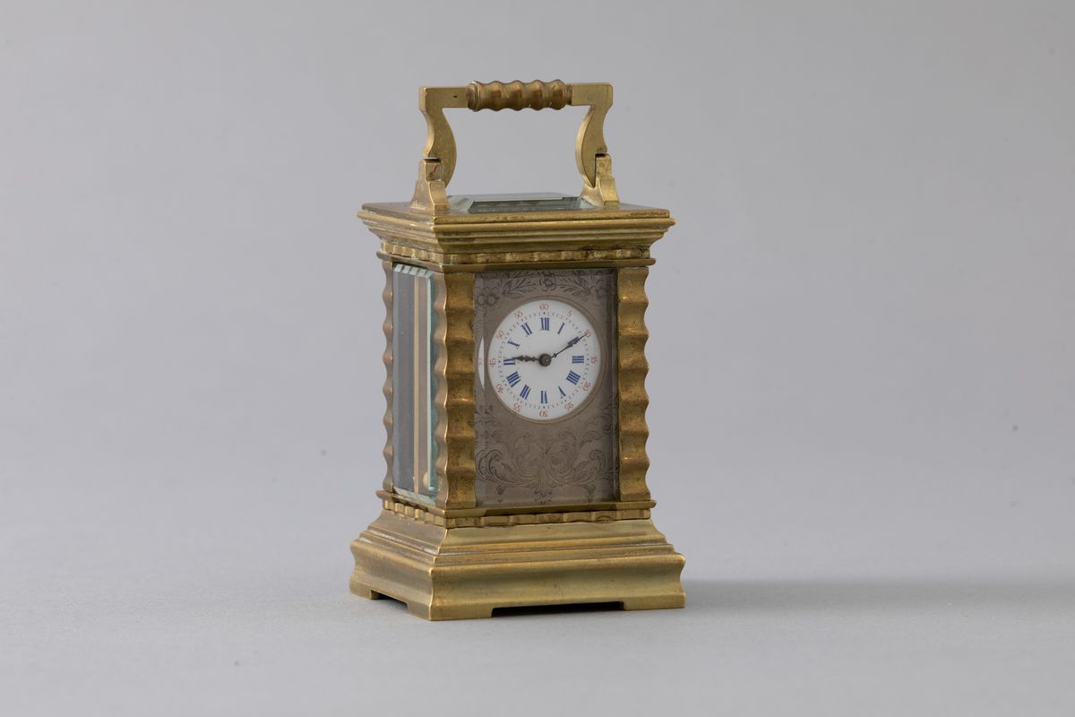 Officier in Bronzo con Movimento a Vista in Ottone Dorato, Quadrante in Smalto Bianco. Misure 7,5...