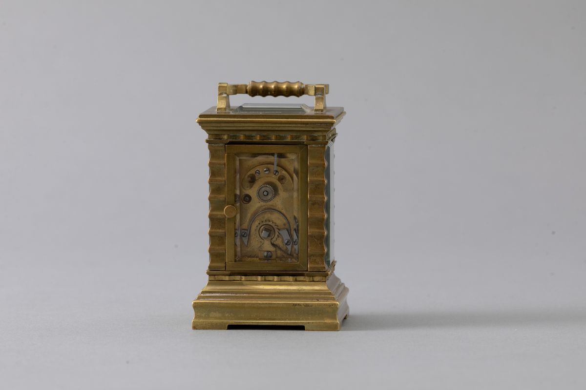 Officier in Bronzo con Movimento a Vista in Ottone Dorato, Quadrante in Smalto Bianco. Misure 7,5...