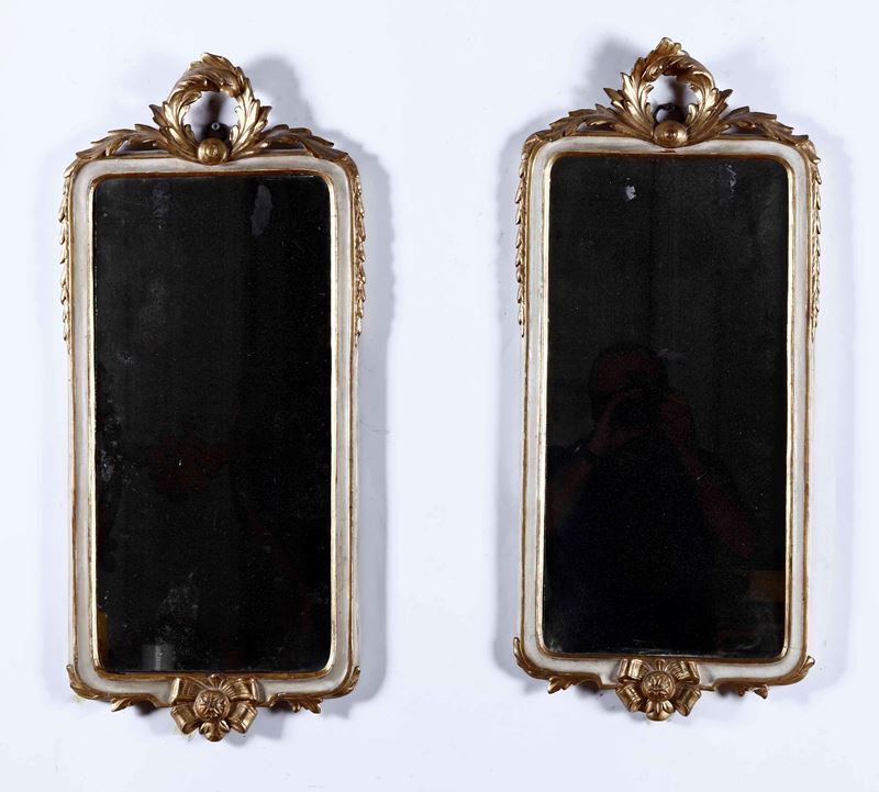 Coppia di specchiere in legno intagliato, dipinto e dorato. XIX secolo  - Auction Antique February - Cambi Casa d'Aste