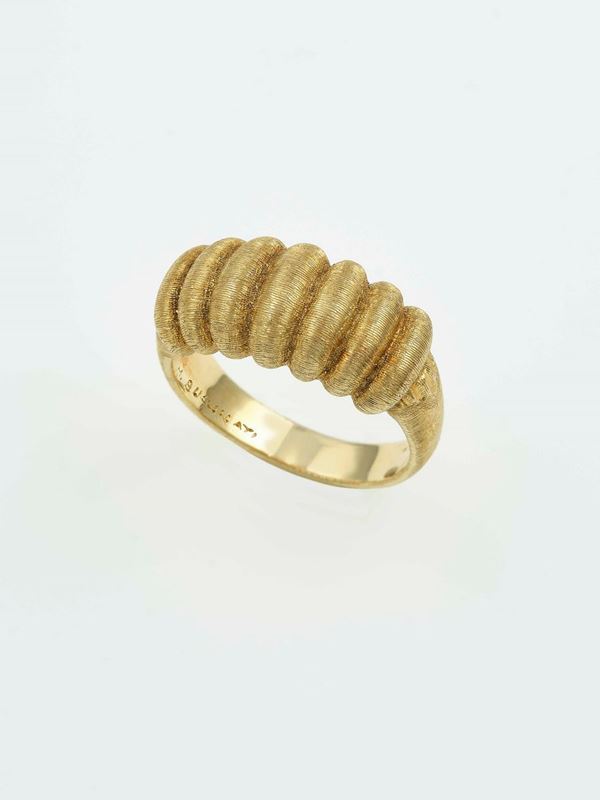 Gold ring. Signed M. Buccellati