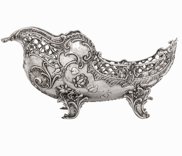 Centrotavola in argento fuso, traforato e cesellato. Argenteria austriaca del XIX-XX secolo. Incusso marchio Seligmann
