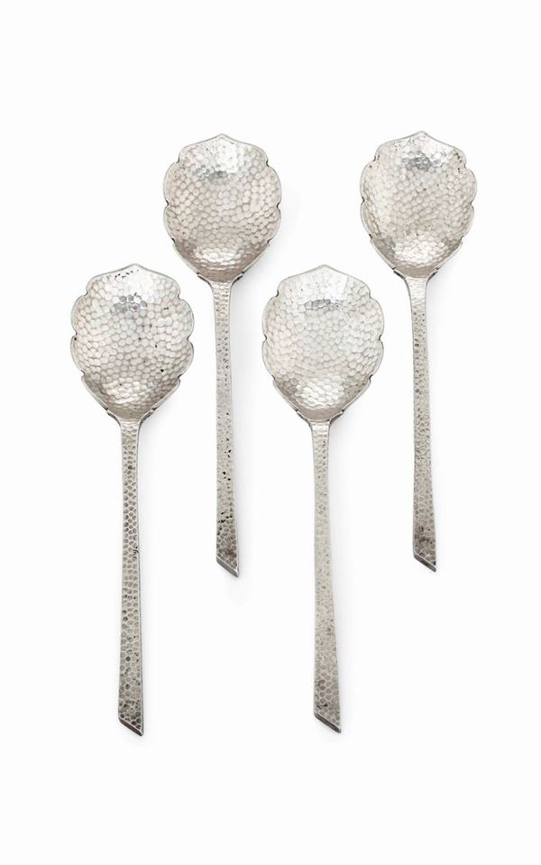 Set di quattro cucchiai in argento martellato. Germania XIX-XX secolo