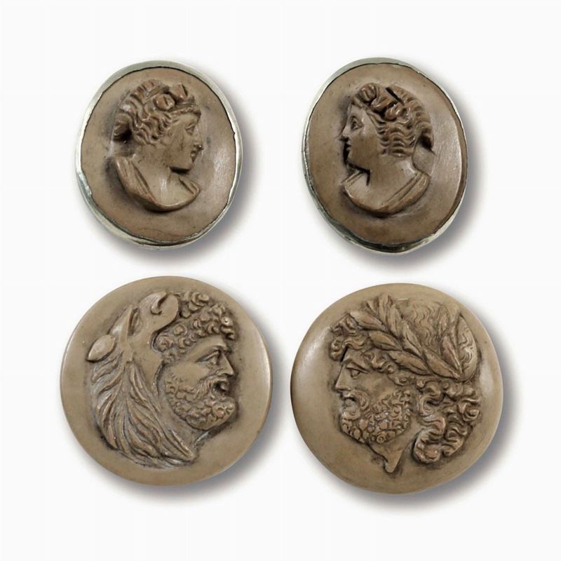 Gruppo di quattro bottoni con profili classici in pietra lavica (?).  - Auction Italian Mansions - Cambi Casa d'Aste
