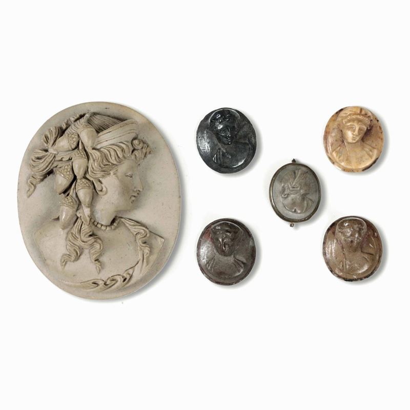 Lotto composto da cinque piccoli bottoni con profili e ritratti all’antica e un profilo ovale in pietra lavica (?)  - Auction Italian Mansions - Cambi Casa d'Aste