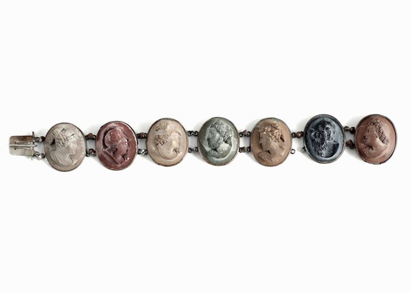 Bracciale con montatura in argento e inserti di profili classici in pietra lavica (?) XIX-XX secolo  - Asta Dimore Italiane - Cambi Casa d'Aste