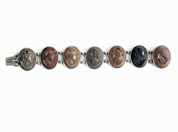 Bracciale con montatura in argento e inserti di profili classici in pietra lavica (?) XIX-XX secolo