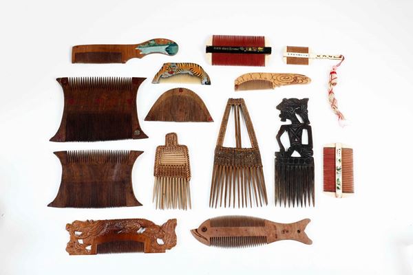 Collezione di pettini etnici in legno e altri materiali