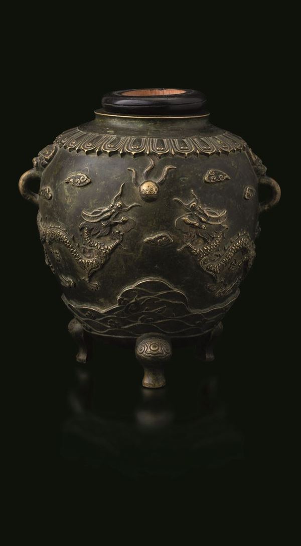 Vaso in bronzo con doppia ansa e raffigurazione di draghi tra le nuvole a rilievo, Cina, Dinastia Qing, epoca Qianlong (1736-1796)