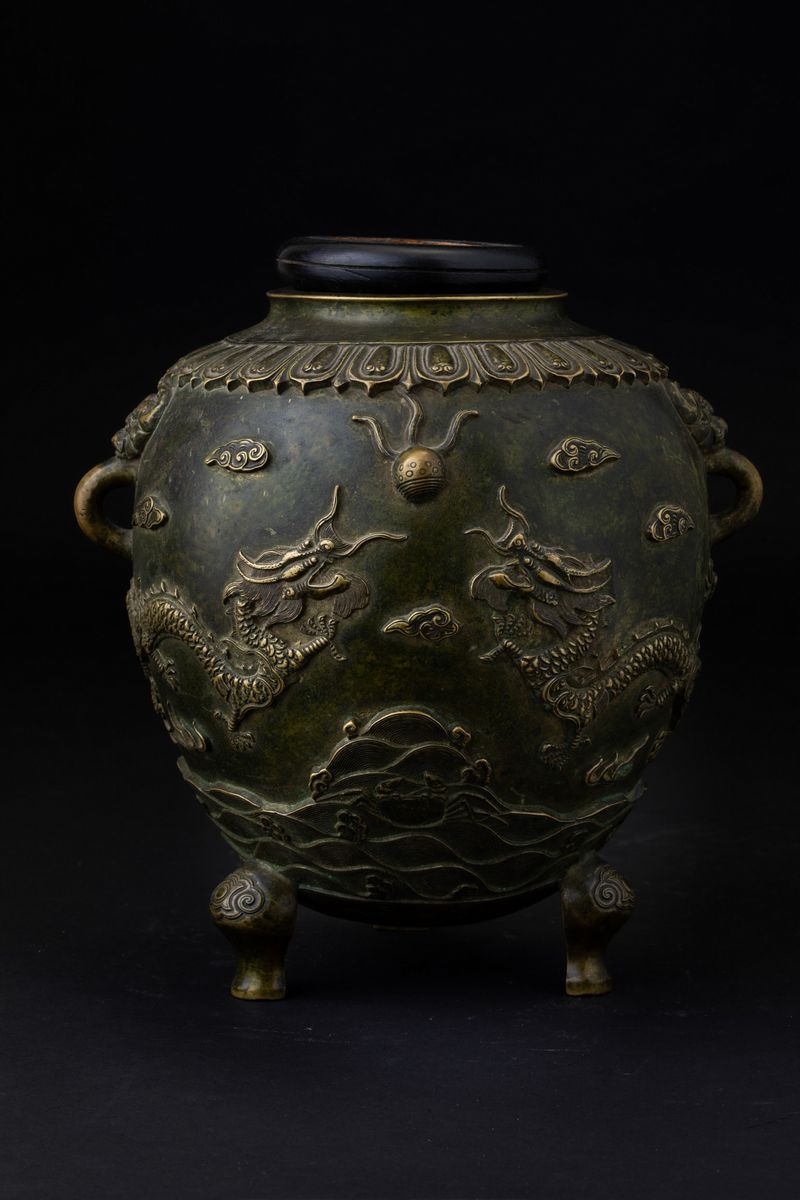 Vaso in Bronzo con Doppia Ansa e Raffigurazione di Draghi tra le Nuvole a Rilievo, Cina, Dinastia...