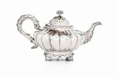 Teiera in Argento Sterlng Fuso, Sbalzato e Cesellato. Londra 1840. Argentiere Je (non Identificat...